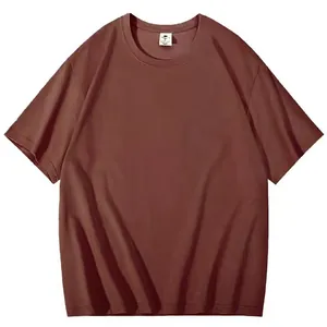 Detail van de ronde hals en katoenen stof van een bruin heren T-shirt