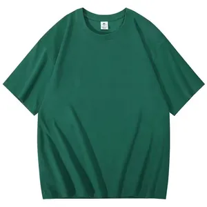 Gedetailleerd vooraanzicht van een effen bosgroen katoenen T-shirt met een ronde hals