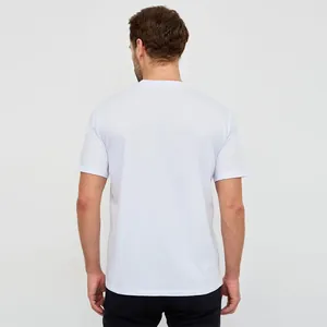 Achteraanzicht van ademend wit katoenen heren t-shirt met korte mouwen en losse pasvorm