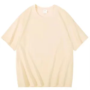 Gedetailleerd overzicht van een effen beige katoenen T-shirt met korte mouwen voor heren.