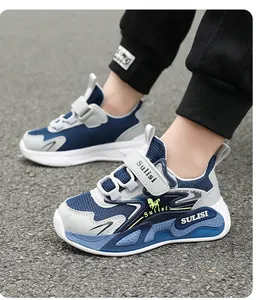 Vista detallada de zapatillas de malla azul y gris para niños con cierre de velcro