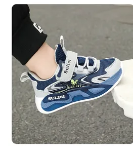 Primer plano de zapatillas deportivas azules transpirables para niños con cierre de velcro