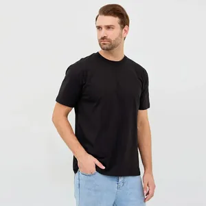 Detail van een klassiek heren T-shirt van zwart katoen met ronde hals en losse pasvorm