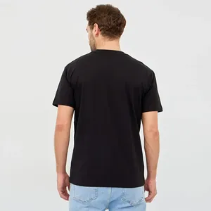 Achteraanzicht van een losse ademende zwarte katoenen heren t-shirt voor de zomer