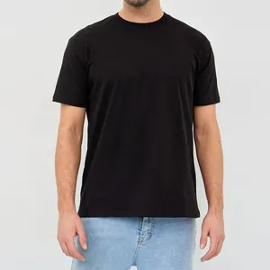 Close-up van een ruimvallend zwart katoenen heren-T-shirt voor casual zomerkleding.