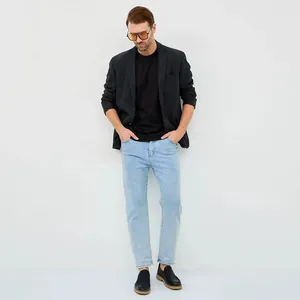 Casual zwart heren-T-shirt van katoen gestyled met een donkere blazer en spijkerbroek
