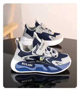 Vista detallada de zapatillas deportivas azul marino para niños con suela gruesa