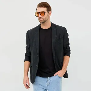Detail van een casual heren T-shirt van zwart katoen met een blazer en zonnebril