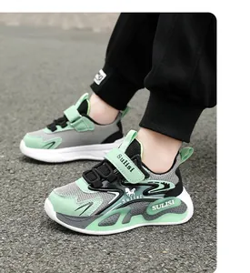 Vista detallada de zapatillas de malla verde para niños con la marca Sulisi
