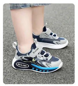 Primer plano de zapatillas de malla transpirable para niños con vivos detalles azules