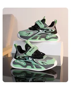 Vista lateral detallada de zapatillas de malla verde menta para niños en un bloque blanco