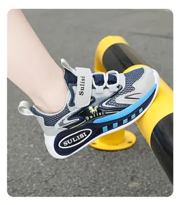 Vista lateral de zapatillas de malla para niños con correas de velcro y azul