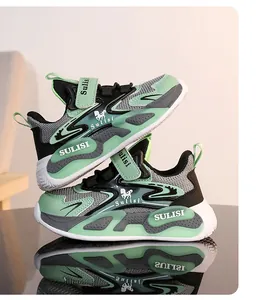Primer plano de zapatillas de malla para niño en verde y gris con suelas gruesas