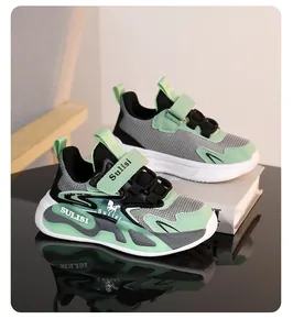Vista detallada de zapatillas de malla para niños verde menta con suela blanda.