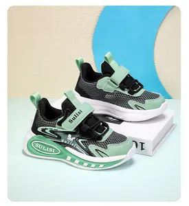 Detalle de las zapatillas transpirables verde menta para niños con malla y velcro