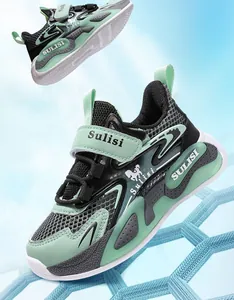 Zapatillas de malla verde menta transpirables para niño con velcro y suela gruesa.