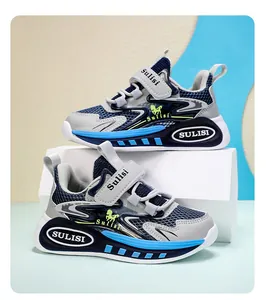Vista lateral de zapatillas de malla transpirable para niños con logo SULISI