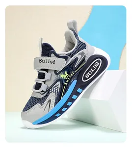 Vista detallada de zapatillas de malla transpirable para niños en azul y gris