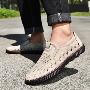 Vue détaillée de mocassins en cuir beige pour hommes avec design respirant perforé