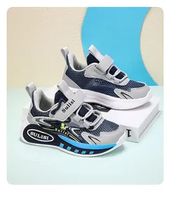 Vista detallada de la malla transpirable y el cierre de velcro en zapatillas de niño