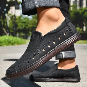 Détail de mocassins noirs en cuir pour homme avec perforations latérales et semelle gomme