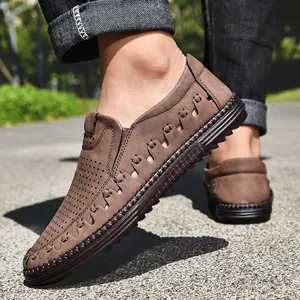 Vue détaillée de mocassins d'extérieur en cuir marron pour hommes cousus à la main