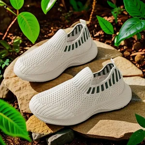 Αναπνεύσιμα παιδικά αθλητικά παπούτσια slip-on με αντιολισθητική σόλα σε εξωτερικό χώρο