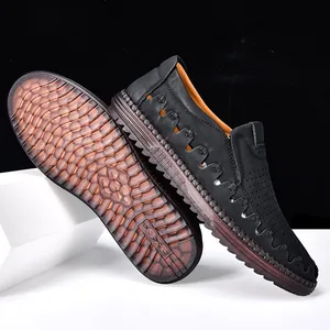 Vue détaillée des mocassins en cuir pour hommes montrant la semelle et le dessus aéré