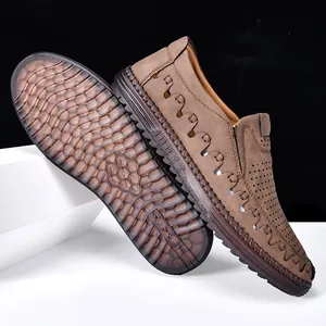 Détail rapproché de mocassins en cuir marron pour hommes avec semelle texturée