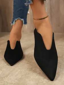 Detailweergave van professionele zwarte spitse platte schoenen met V-snit aan de voet