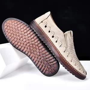 Détail de mocassins en cuir beige respirants avec coutures main et semelle ondulée.