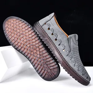 Mocassins en cuir gris pour hommes avec perforations et semelle en caoutchouc antidérapante.
