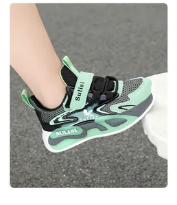 Foto de acción de zapatillas de malla transpirable para niños en verde menta y gris