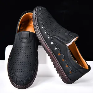 Gros plan de mocassins en cuir respirant pour hommes avec coutures à la main