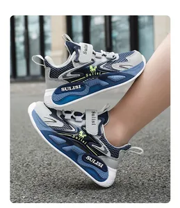 Primer plano de zapatillas de malla transpirable azul para niño con marca Sulisi en el lateral.