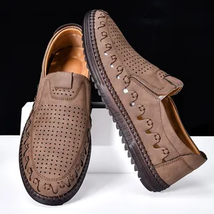 Gros plan de mocassins marrons pour hommes avec motif perforé et coutures artisanales