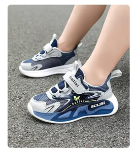 Vista lateral de zapatillas de malla transpirable para niño con detalles en azul
