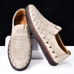 Vue détaillée des mocassins en cuir pour hommes avec tige perforée et semelle épaisse