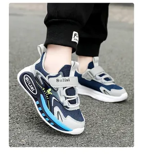 Detalle de vista lateral de zapatillas deportivas de malla transpirable azul para niños