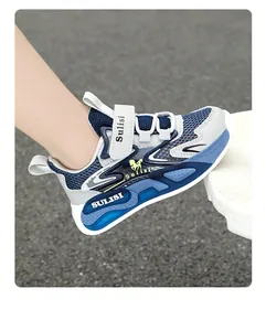 Primer plano detallado de zapatillas de malla azul transpirable para niños con suela