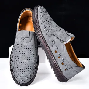 Détail de mocassins en cuir gris pour hommes avec couture main et design perforé respirant