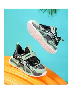 Detalle de zapatillas de deporte de malla transpirable para niños verde menta