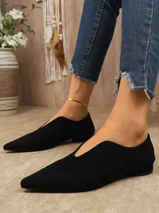 Elegante zwarte suède ballerina's met puntige neus en modern diep V-uitgesneden design