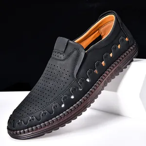 Gros plan détaillé sur des mocassins en cuir noir cousus main avec dessus perforé