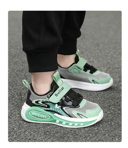 Vista de detalle de zapatillas de malla transpirables para niños en verde y gris