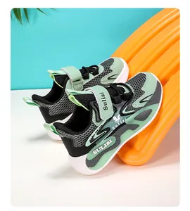 Vista detallada de zapatillas de malla verde menta para niños con cierre de velcro rápido