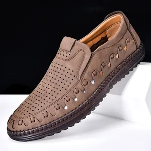 Vue détaillée de mocassins en cuir marron pour hommes avec perforations respirantes