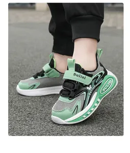 Primer plano detallado de zapatillas deportivas de malla transpirable verde menta