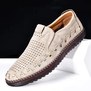 Détail de mocassins pour hommes en cuir beige avec un design perforé respirant.
