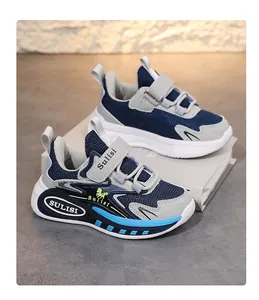 Primer plano de zapatillas deportivas transpirables azules y grises para niños con velcro